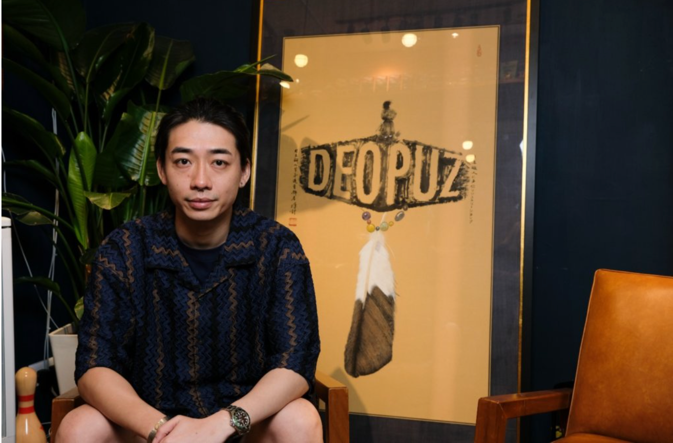 DEOPUZ founder Pan showcasing Japanese silver jewellery