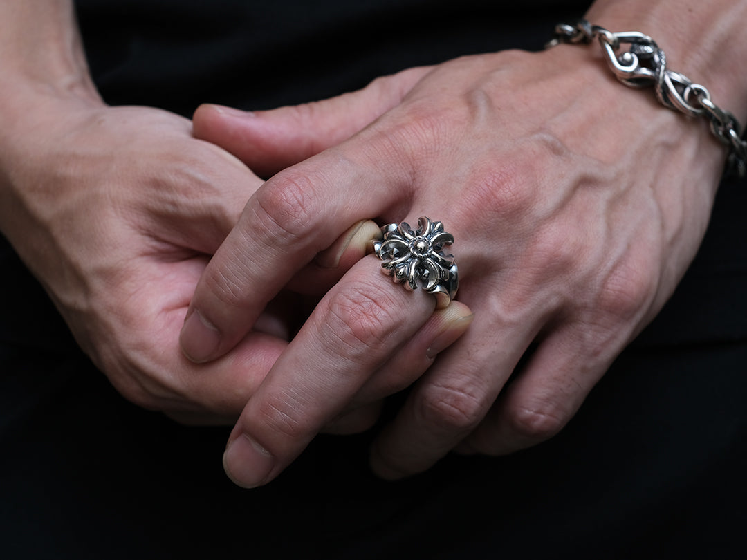 Deal Design - Barbed Cross Ring 7
