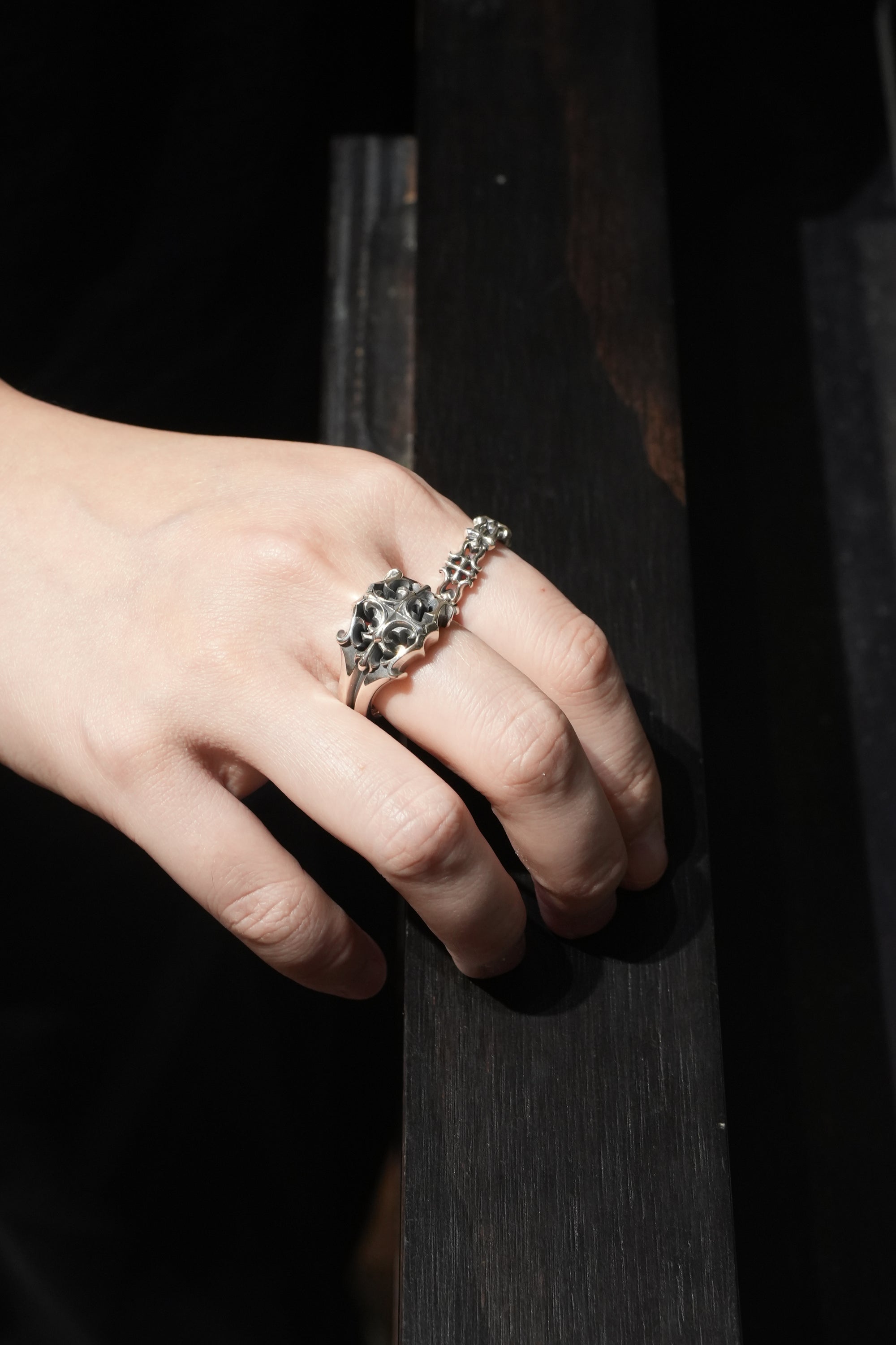 Deal Design - Cramp Horse Ring Narrow 7