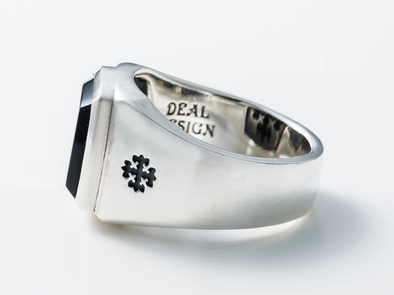 Deal Design - Cross Cut Signet Ring 3