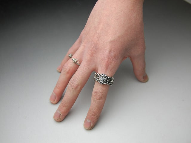 Deal Design - Flare Cross Ring 2