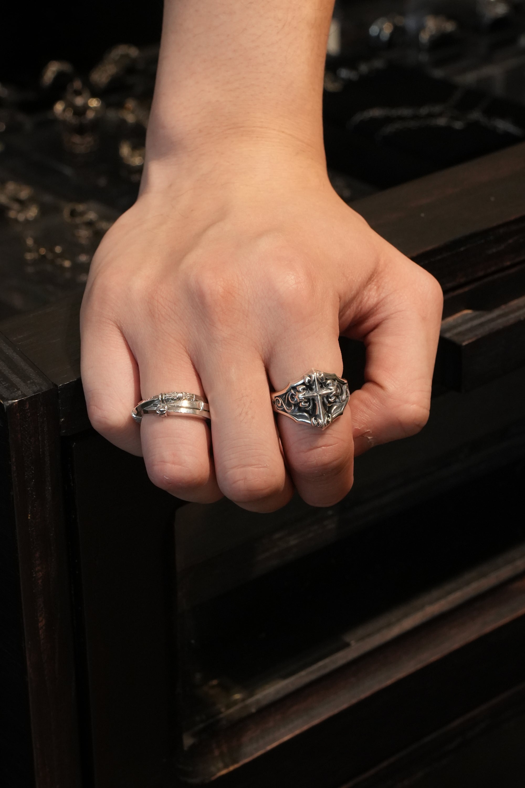 Deal Design - GL Cross Ring : Medium 6