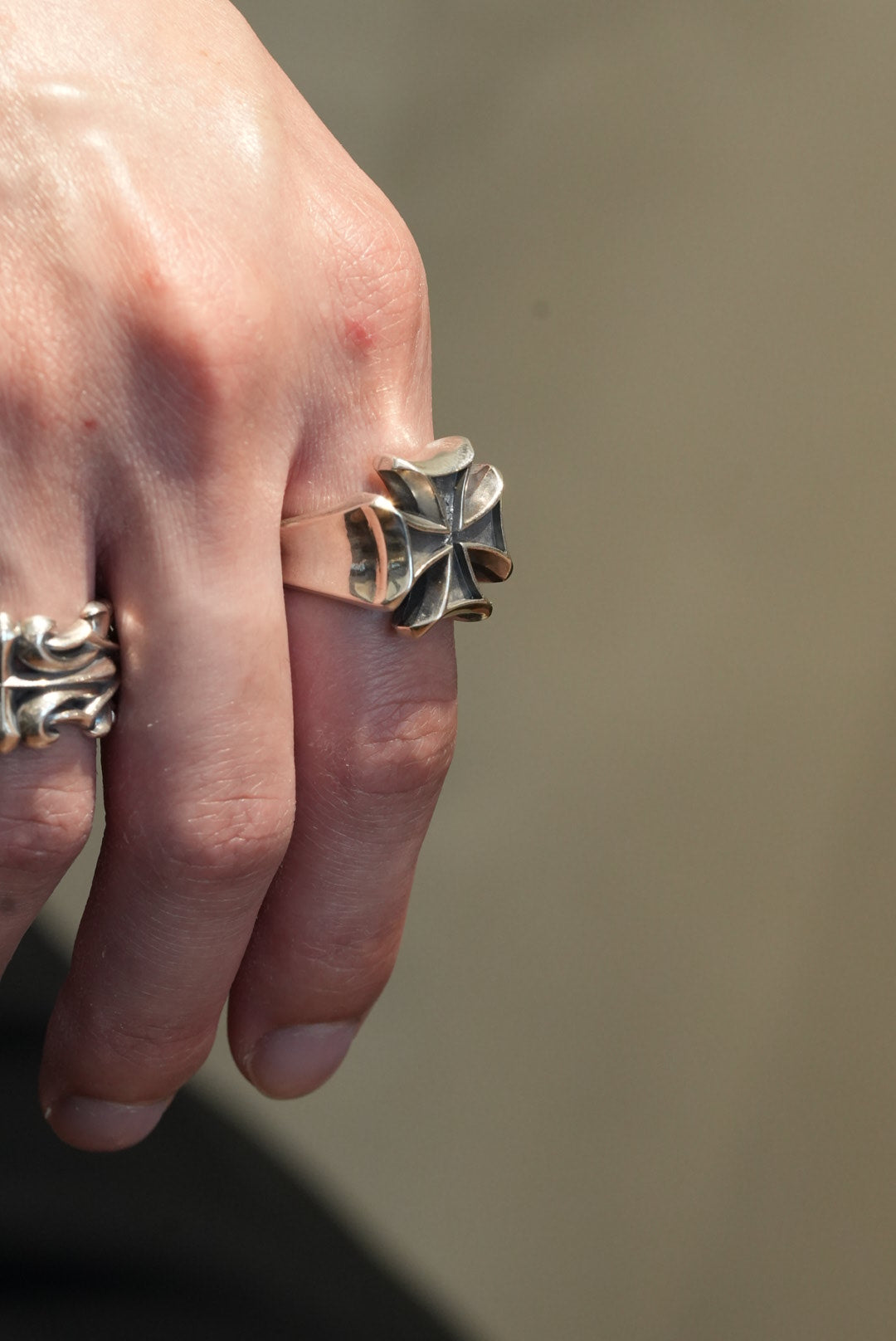 Deal Design - Huge Cross Ring 2