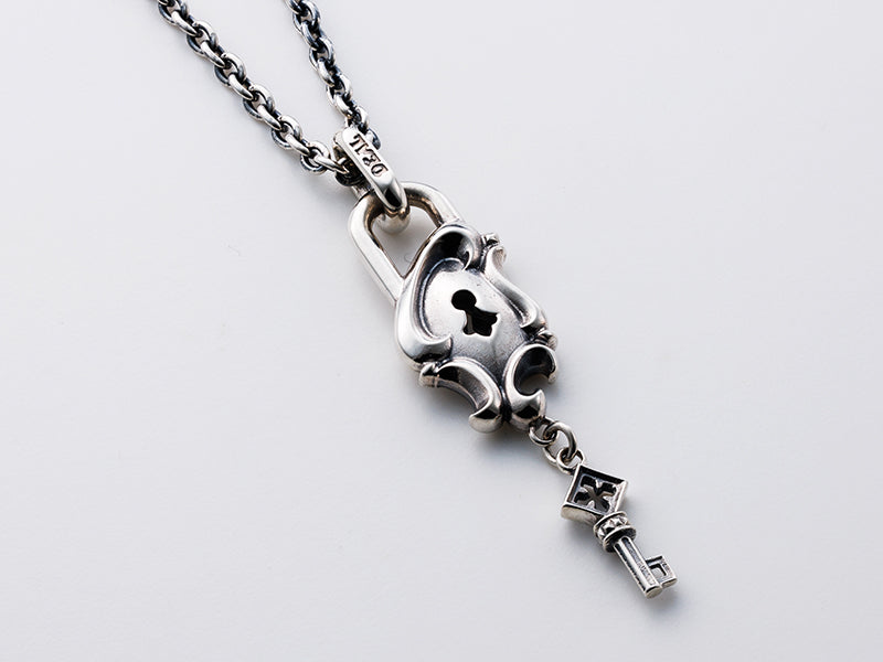 Deal Design - Keyhole Crest Pendant 4