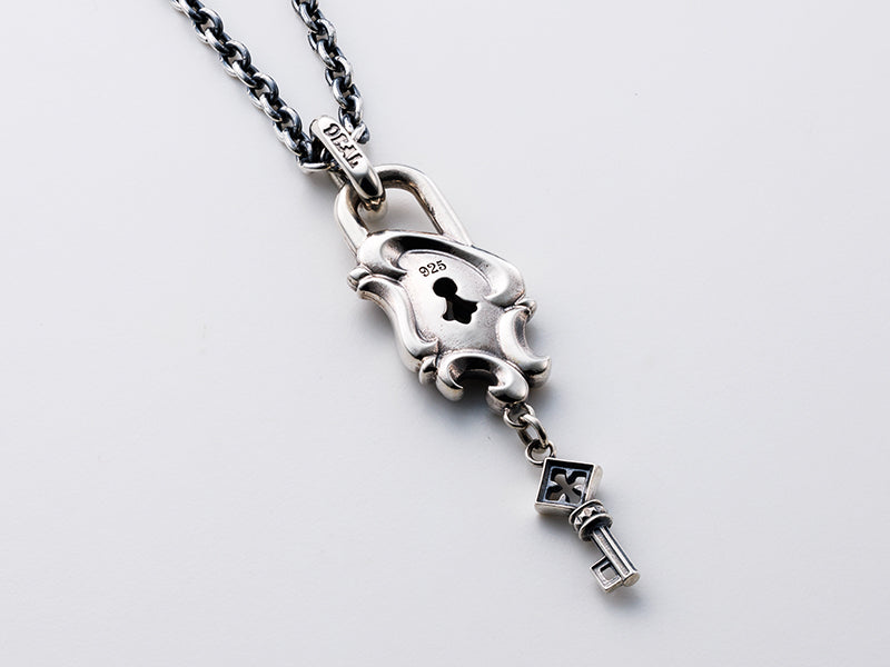 Deal Design - Keyhole Crest Pendant 5