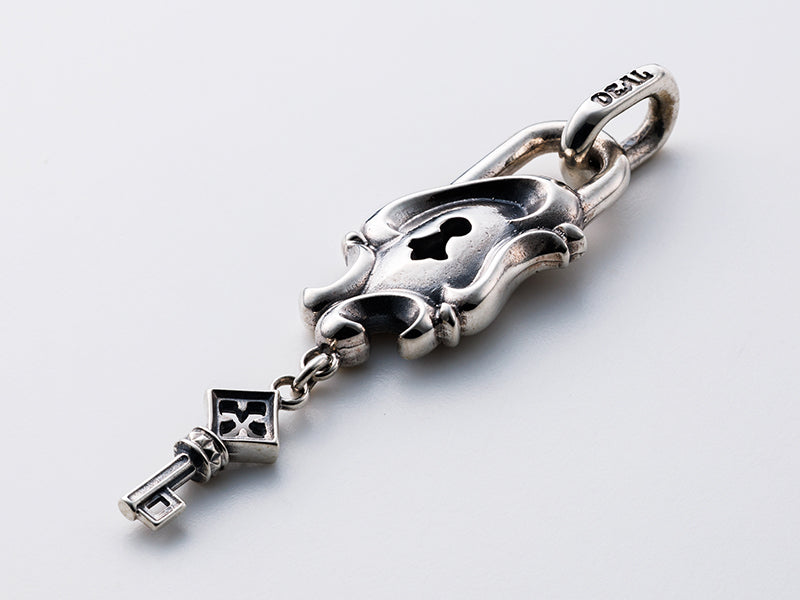 Deal Design - Keyhole Crest Pendant 6