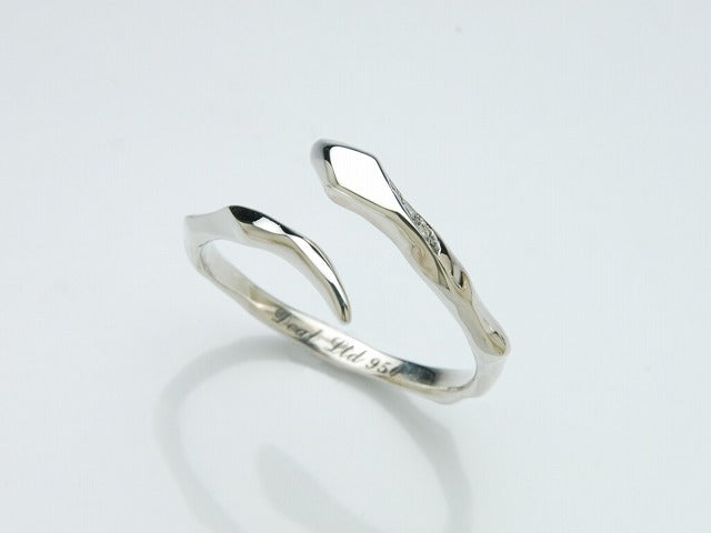 Deal Design - Line Snake with Stone Ring 1