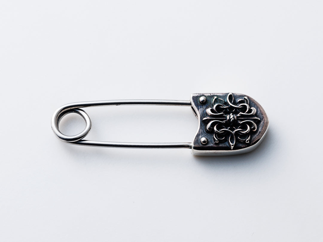 Deal Design - Safety Pin Pierce 2
