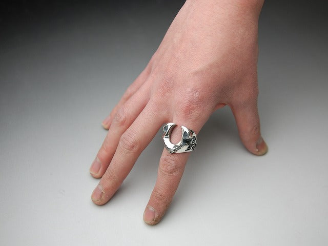 Deal Design - Stream Horse Shoe Ring 2