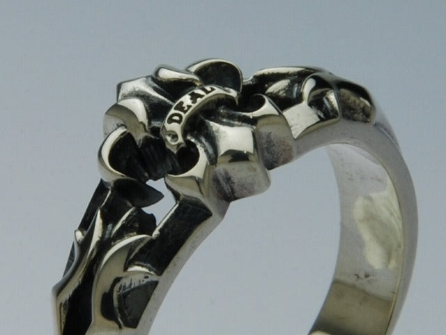 Deal Design - Tiny Lily Ring 4