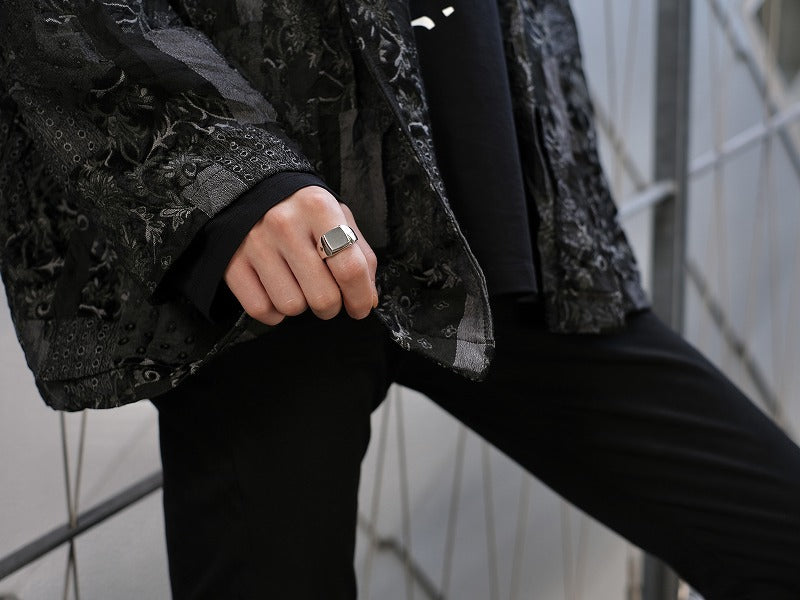 Deal Design - Under Signet Ring 4