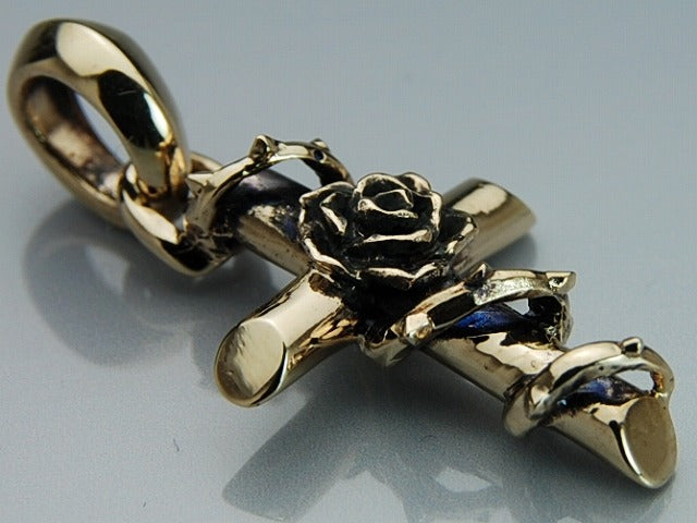 Deal Design - Wired Cross Pendant 6
