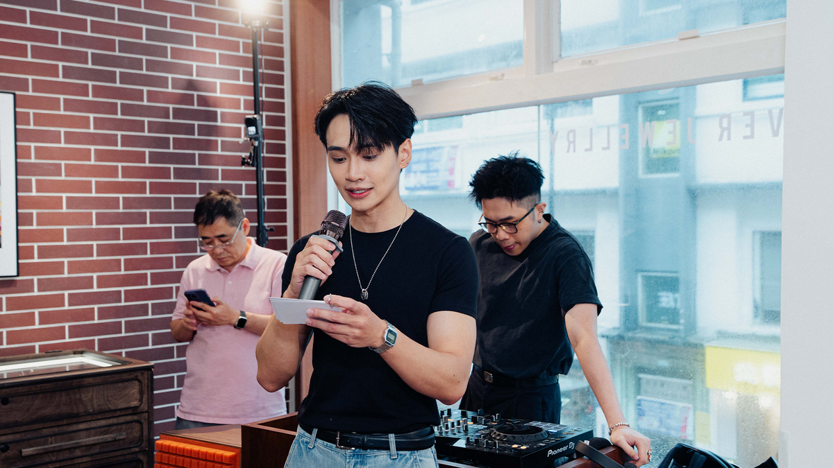 Lawrence Fok being mc at Deopuz new Causeway Bay flagship store media day