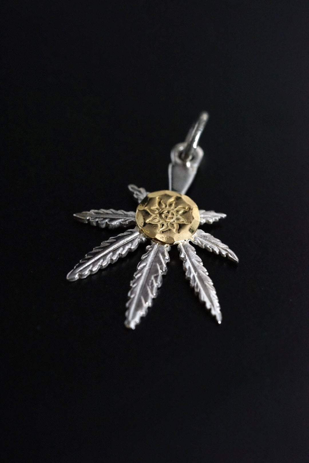 Albatory 18K Gold Point Cannabis Leaf Pendant