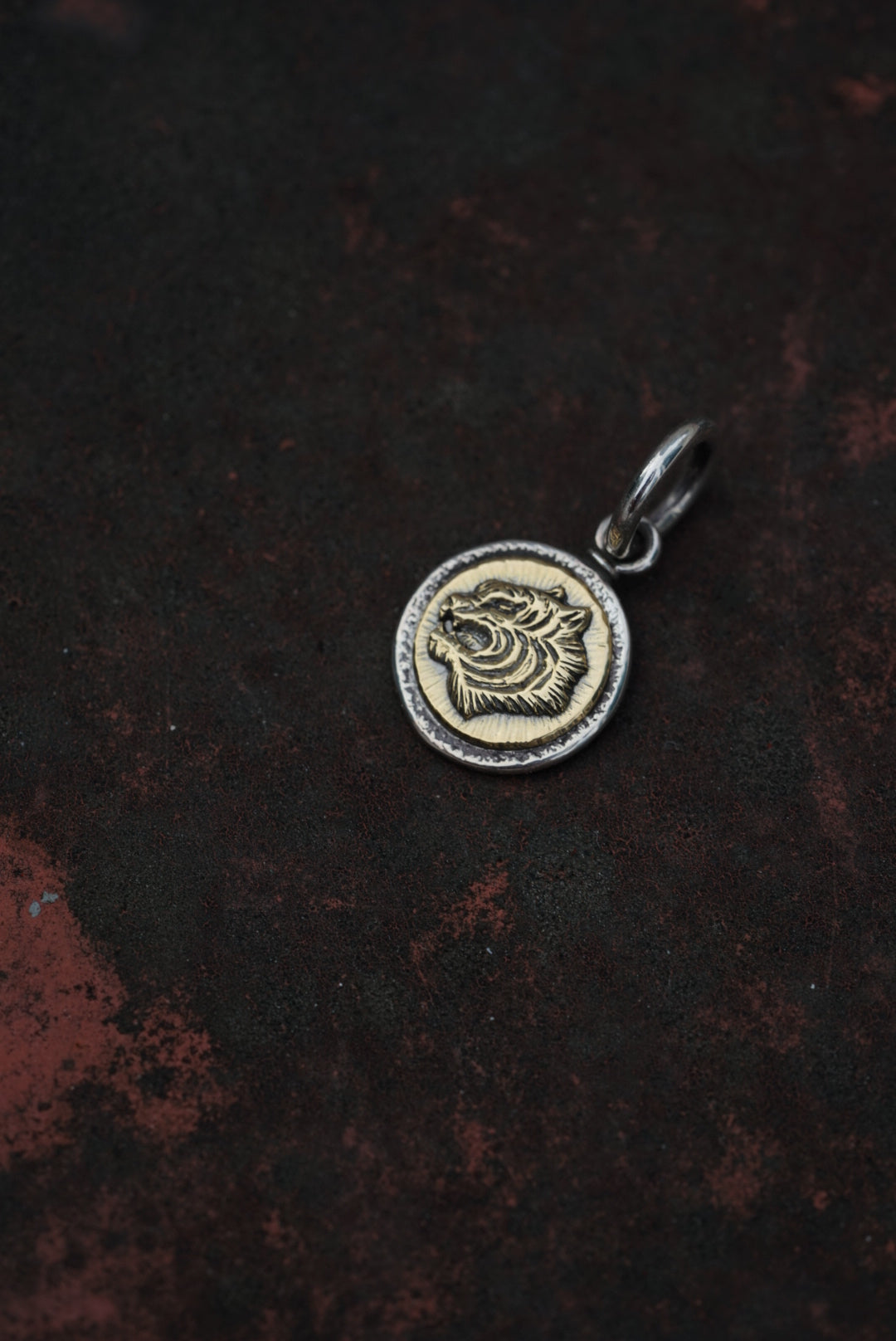 ROAD 18K Gold Tiger Metal Pendant 1
