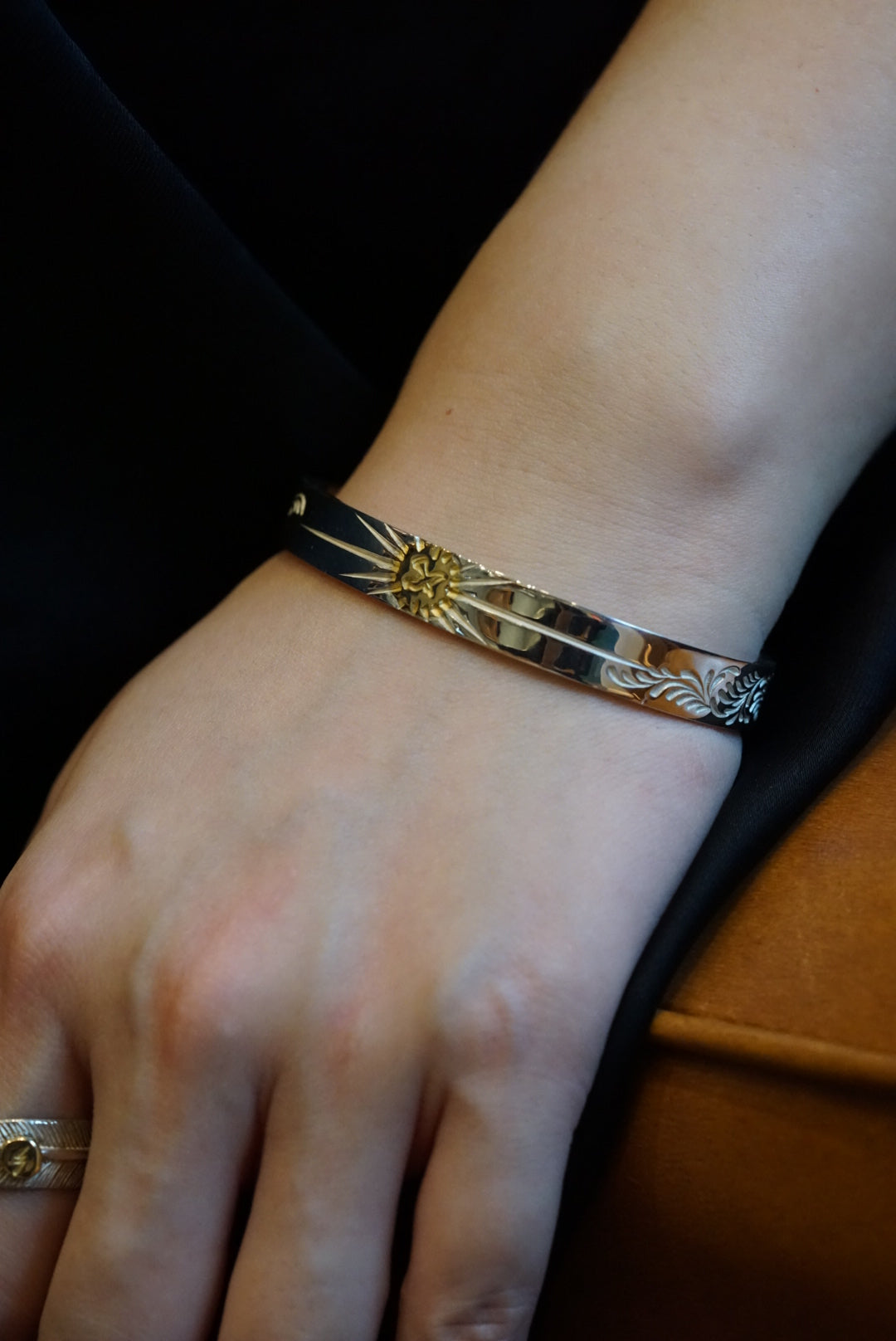 Silver_Dollar_Craft_8mm_18K_Gold_Radiation_Arabesque_Flat_Bangle_9