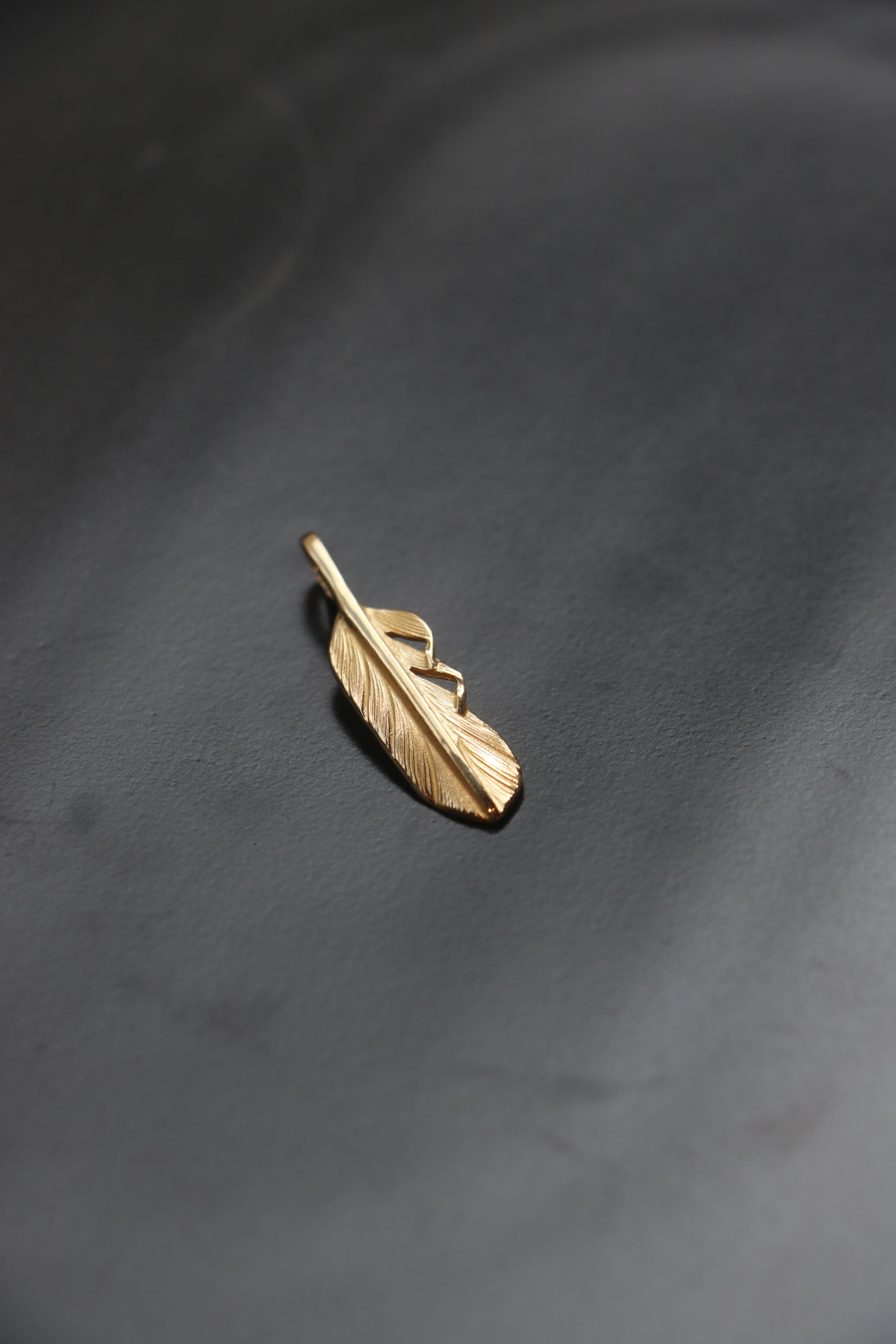 高瀬豪太 Sunshine Studio - 18K 全金羽毛吊墜XS_左向_3