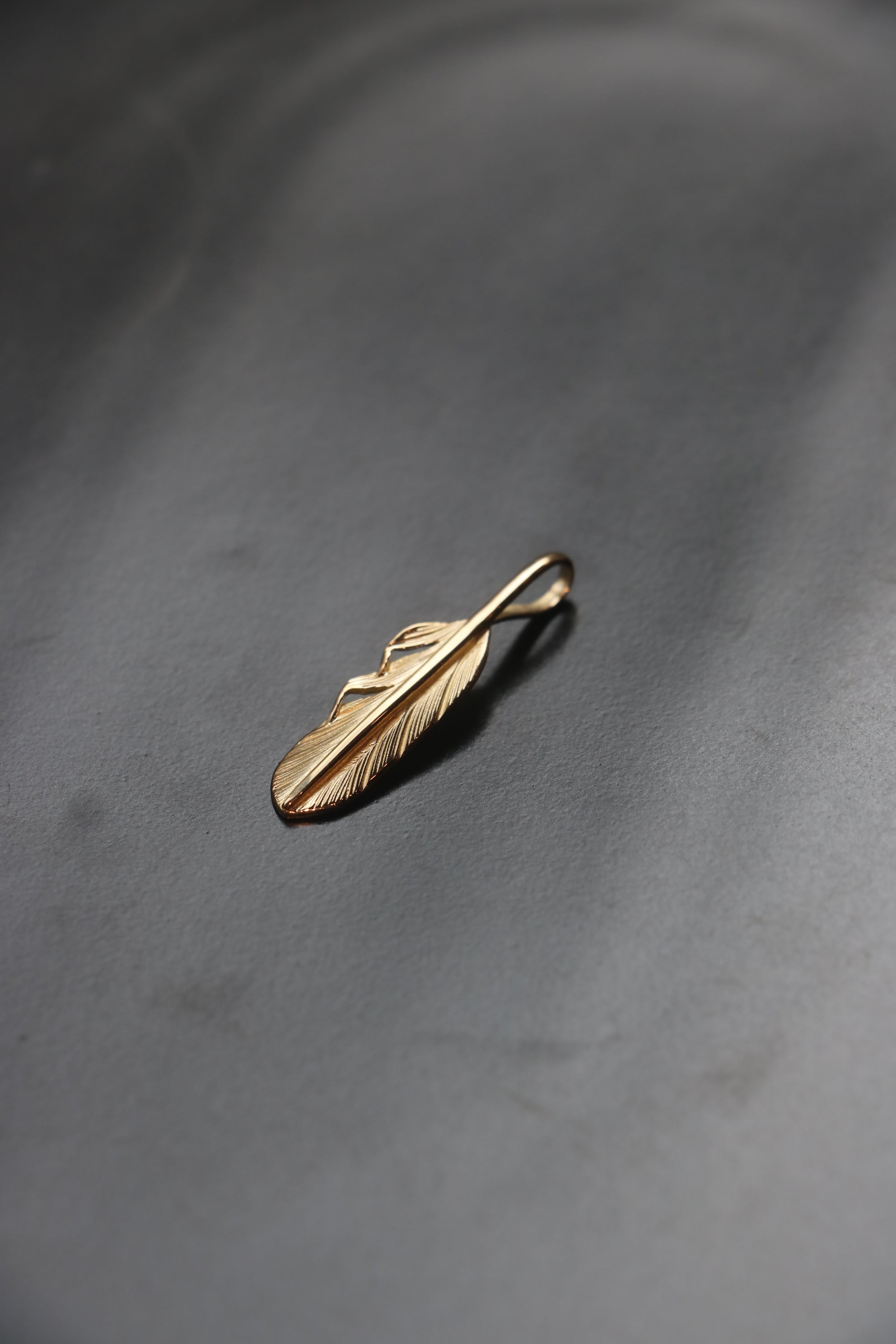 高瀬豪太 Sunshine Studio - 18K 全金羽毛吊墜XS_右向_1