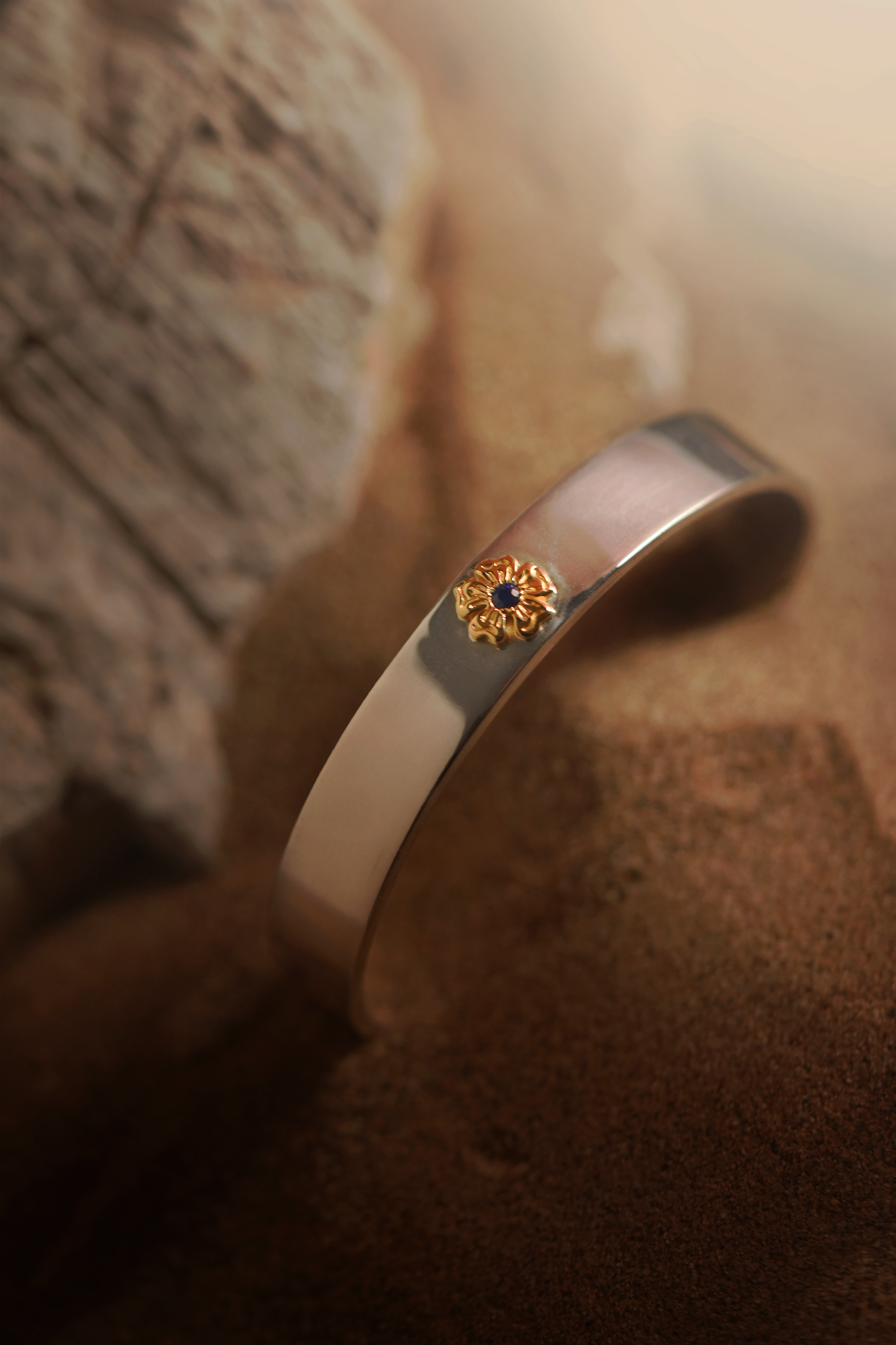 高瀬豪太 Sunshine Studio - 18K Gold Flower Flat Bangle w/ Stone_1