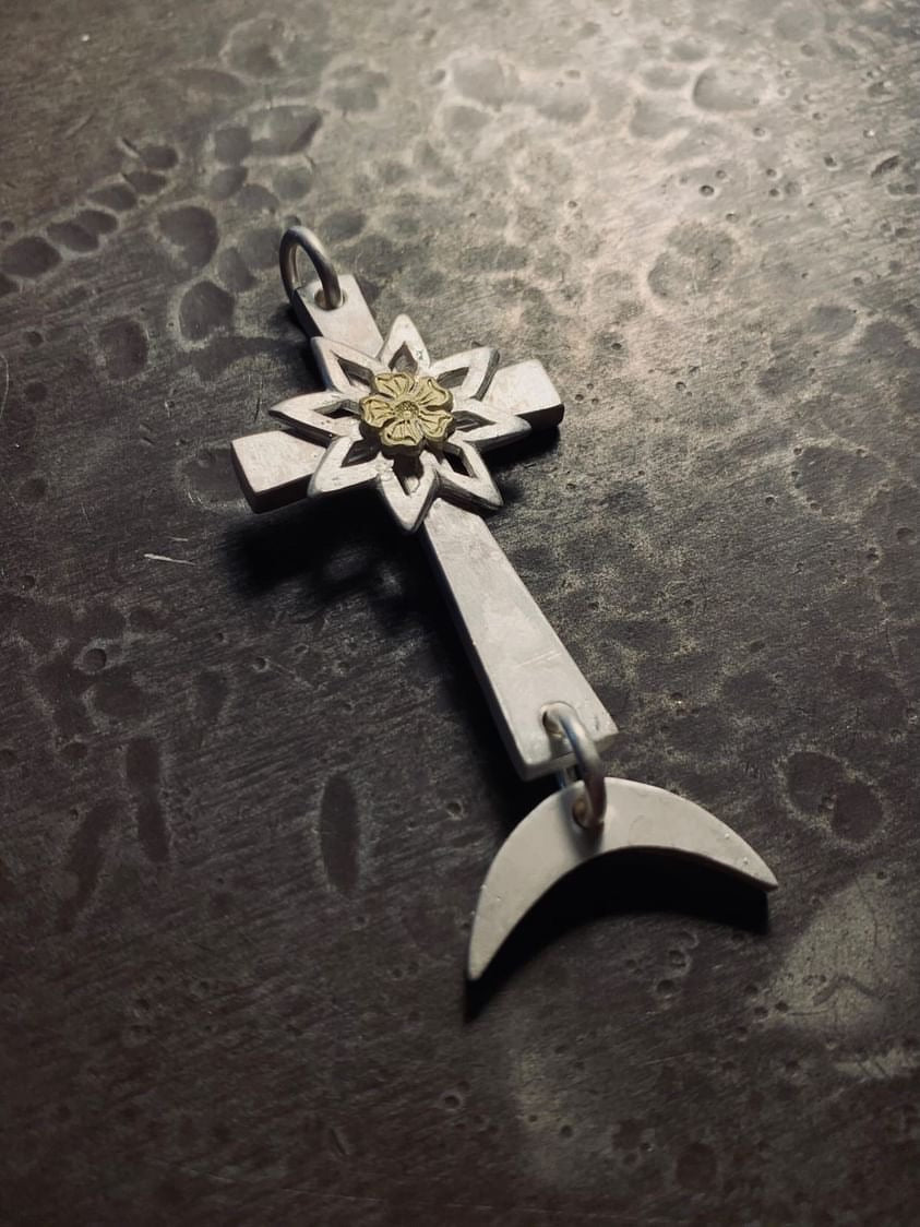 高瀬豪太 Sunshine Studio - 18K Gold Hana SV Morning Star Moon Cross Pendant_1