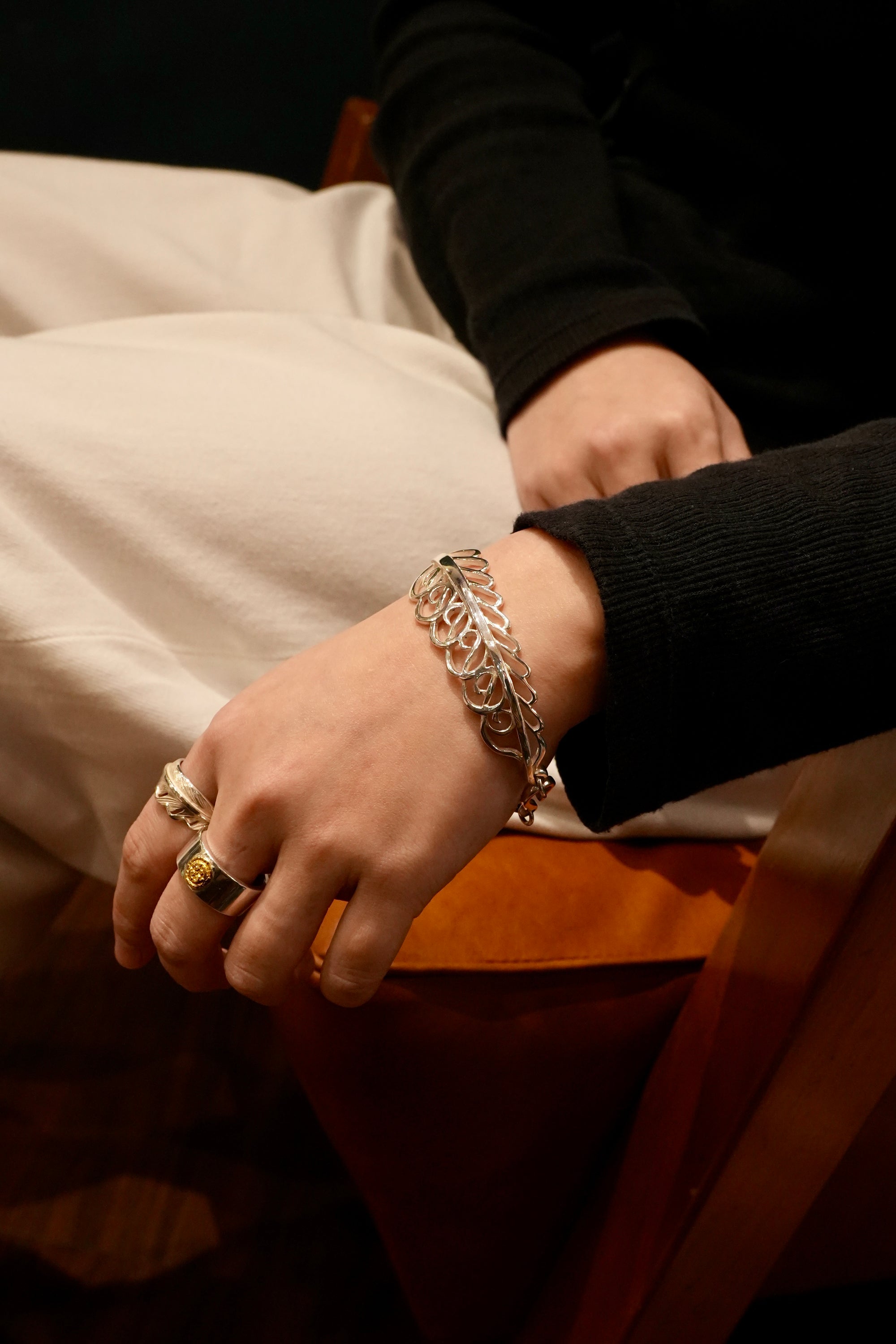 Sunshine studio - Silver Arabesque Feather Bracelet 2