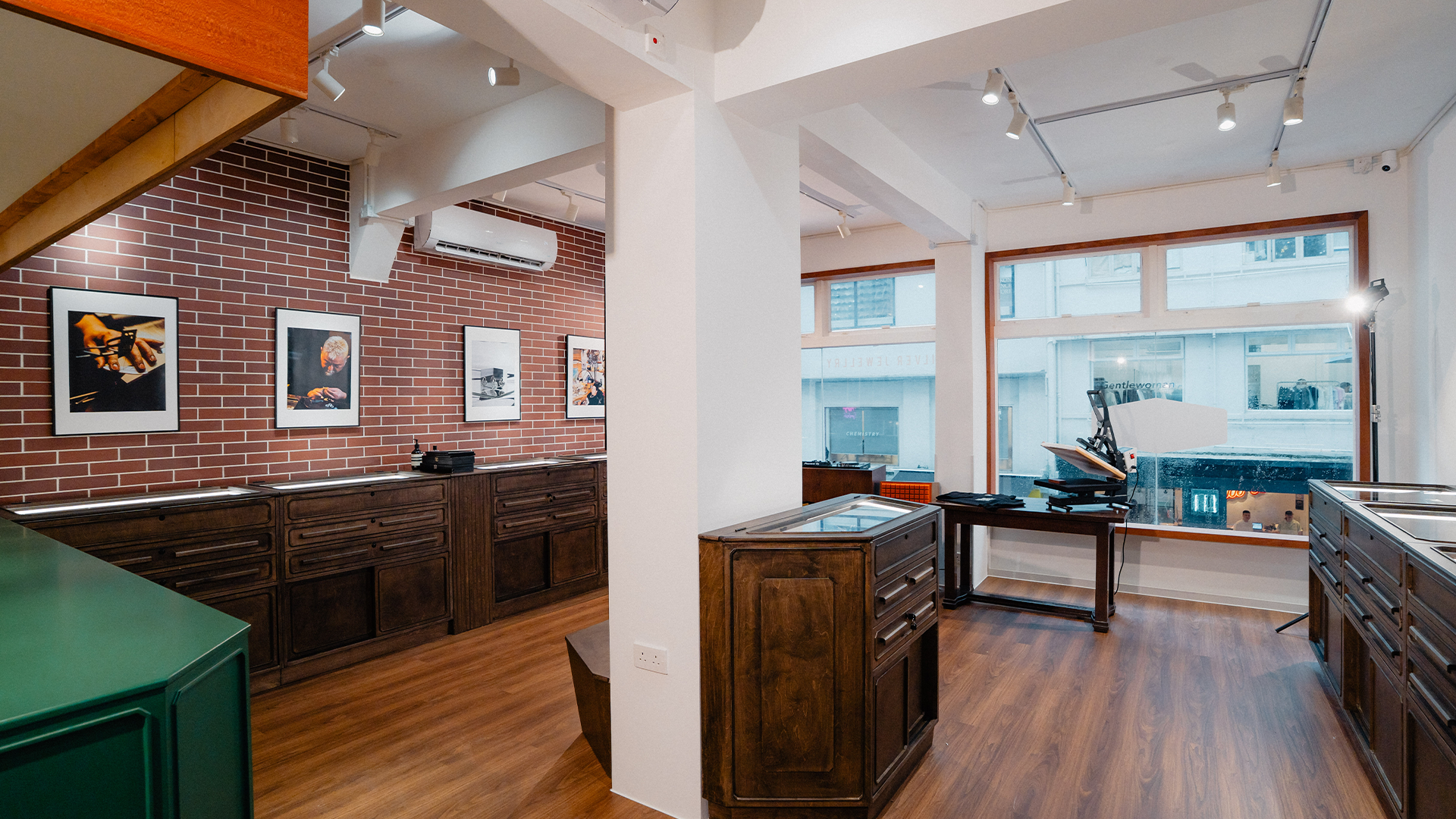 DEOPUZ Hong Kong silver jewellery flagship store interior