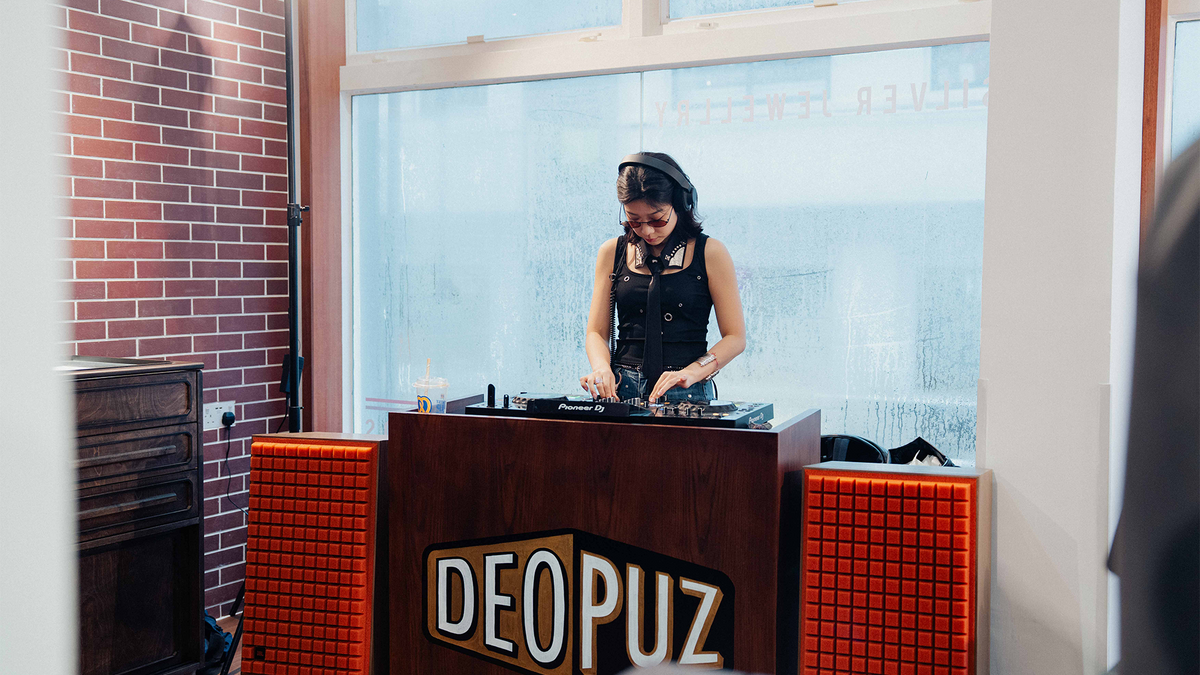 Jamie Zhang 章尾而 djing during deopuz new flagship store media day