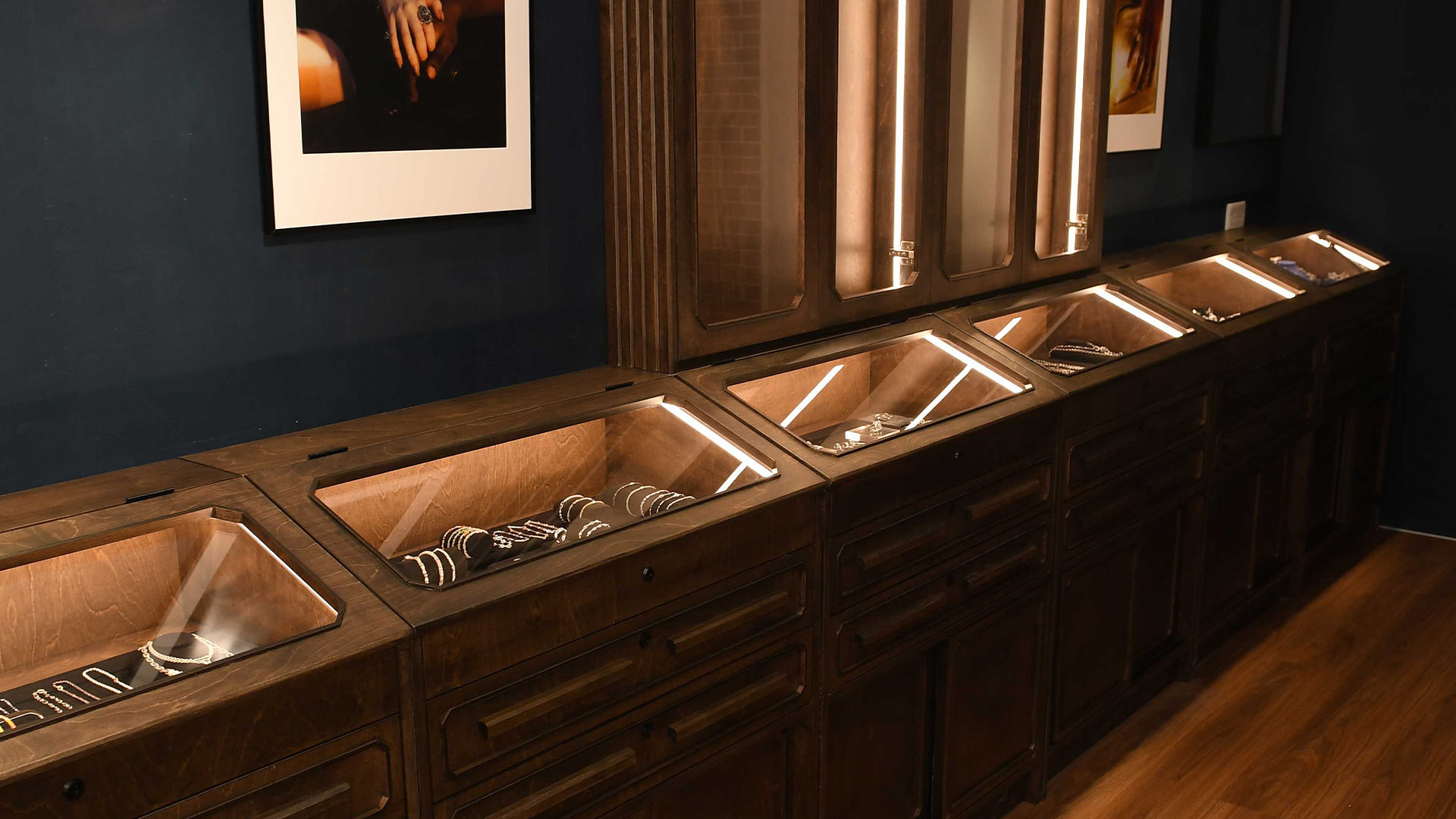 DEOPUZ silver jewellery display cabinets at Causeway Bay flagship store
