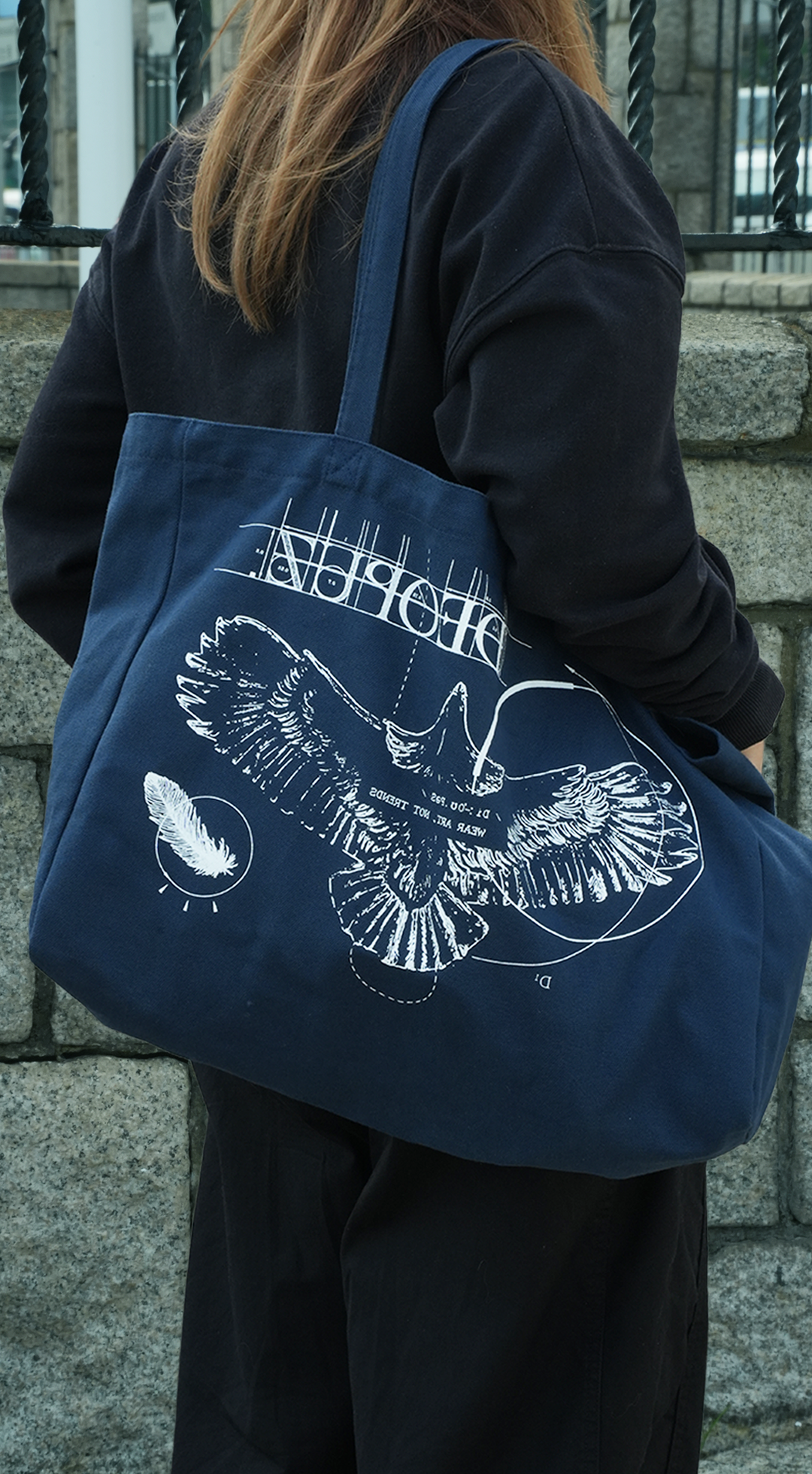 DEOPUZ x Tapz tote bag styled with contemporary fashion