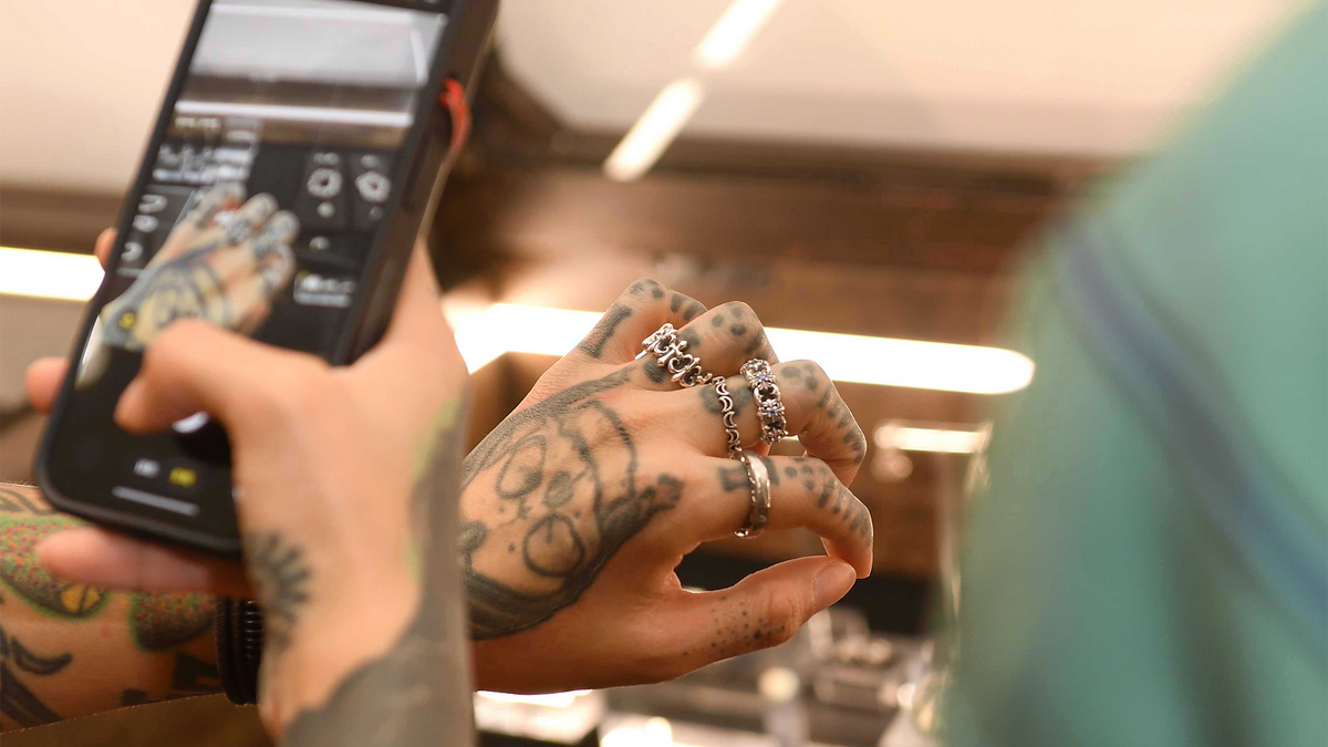 trying a silver ring at DEOPUZ Causeway Bay media day