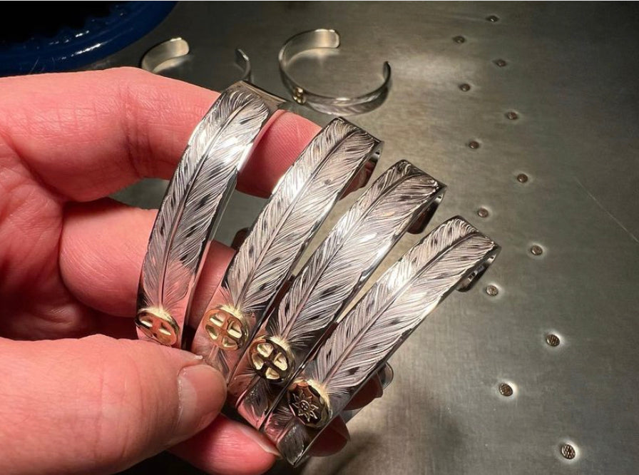 Albatory Engraved Double Feather 18K Gold Cross Wheel Bangle