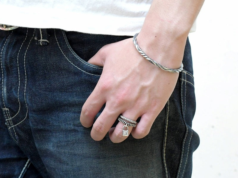 Flash Zip with Stone Ring