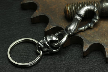 Mad Cult - Finger Bone Skull Keyring_2