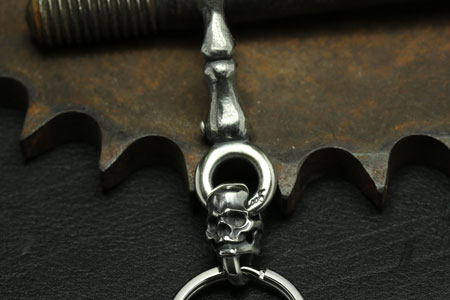 Mad Cult - Finger Bone Skull Keyring_3
