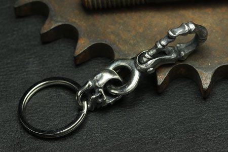 Mad Cult - Finger Bone Skull Keyring_4