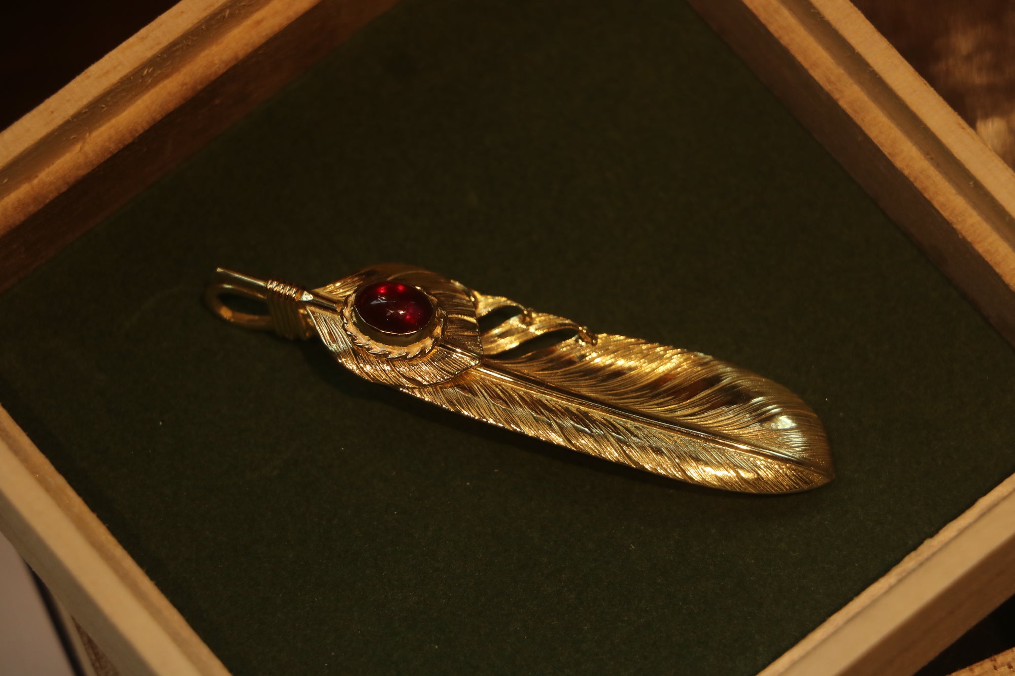 Albatory Top Gold Gold Feather Pendant w/ Stone